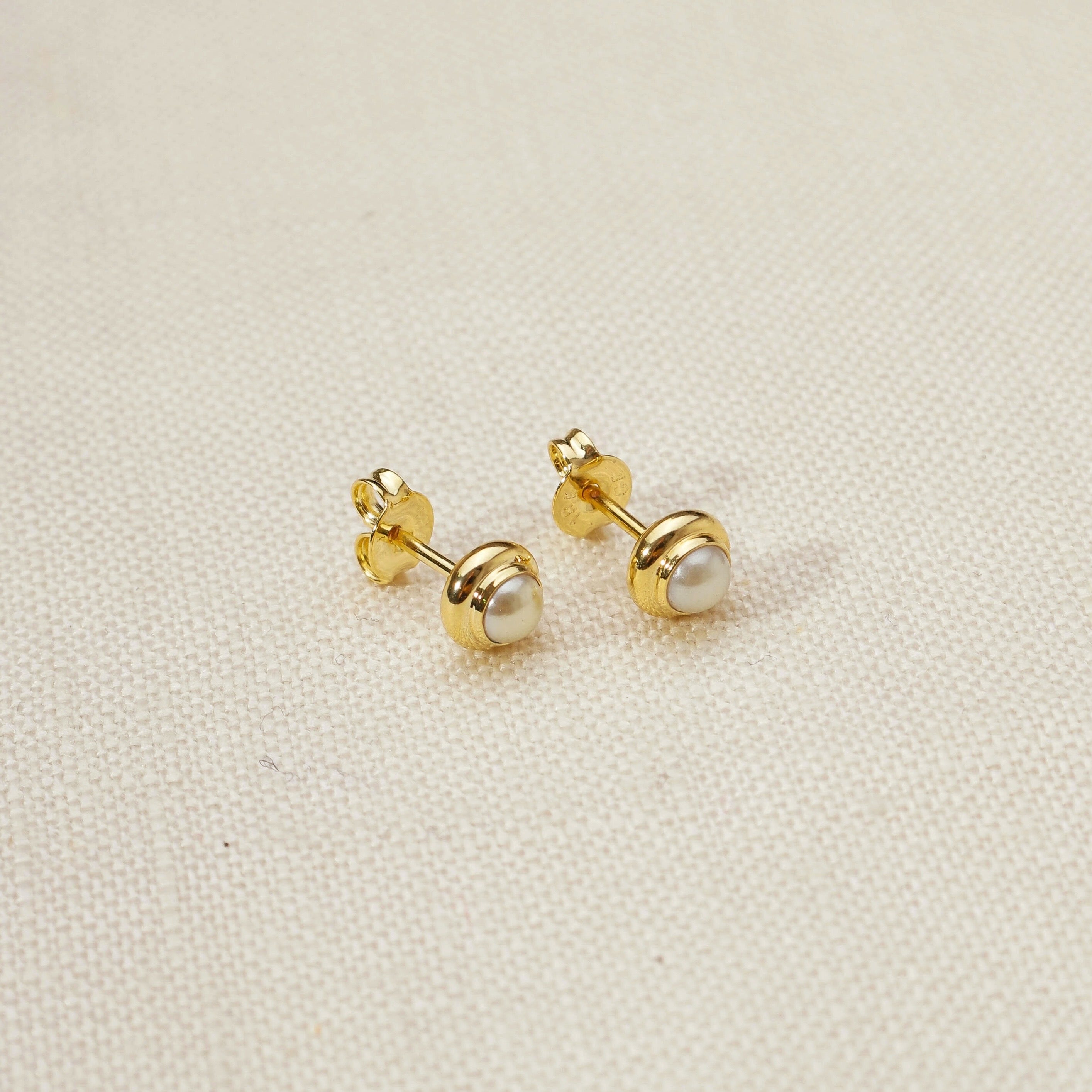 Gold Filled 18k Pearl Stud With Bezel Around
